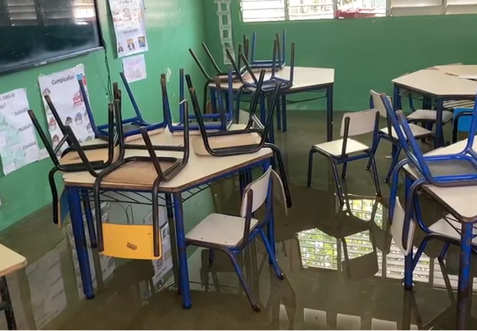 ¡Atención! Puertas de Centro Educativo están cerradas por inundación en María Trinidad Sánchez