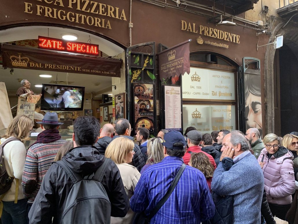 Cierran una famosa pizzería de Nápoles por se presunta 