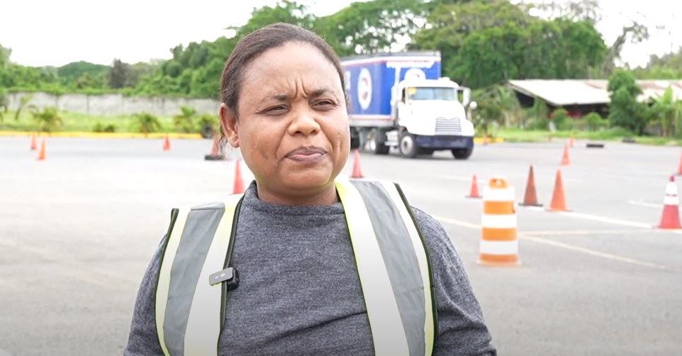 Eliminando estereotipos: Madres y futuras camioneras creando precedentes en el mundo laboral