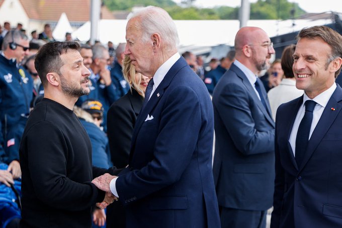 Biden se disculpa ante Zelenski por el retraso de la ayuda militar de EE.UU.