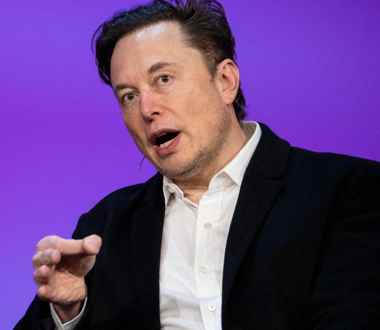 Elon Musk amenaza con prohibir los dispositivos Apple en sus empresas si incorporan OpenAI