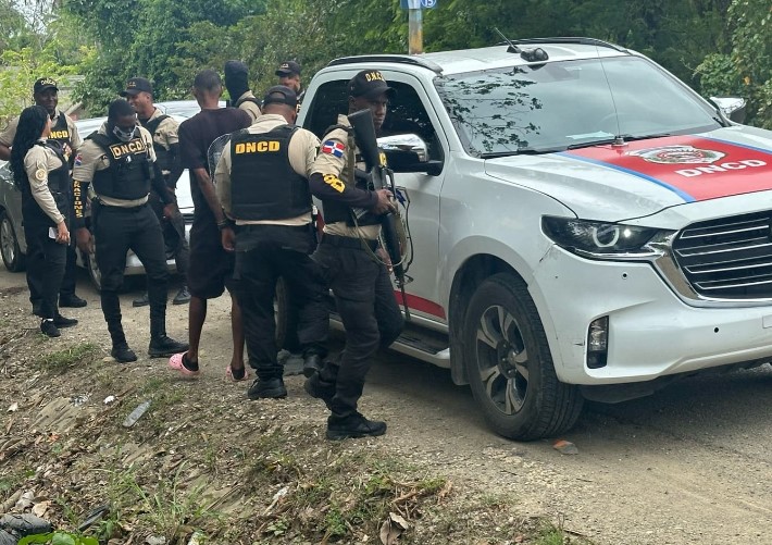 Apresan dos y buscan otros vinculan a red microtráfico en hato mayor; ocupan más de 600 gramos