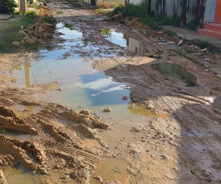 Denuncian barrio de Cotuí está sumido en el lodo y abandono