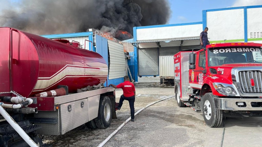 Autoridades no reportan víctimas por incendio en autopista Duarte Km 11