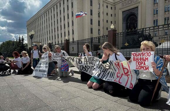 Esposas de soldados exigen ante el Ministerio de Defensa ruso el retorno de sus maridos