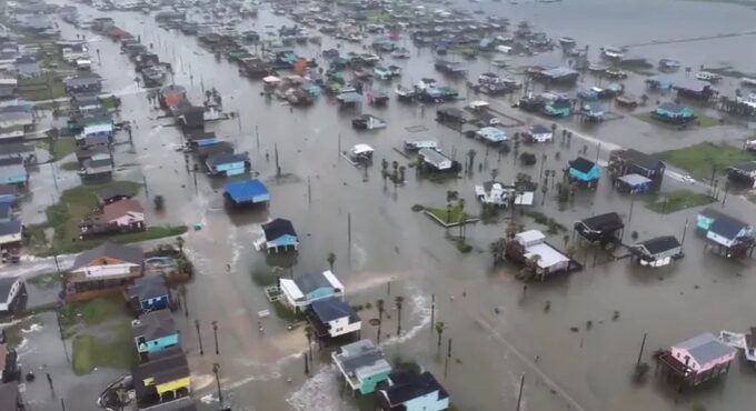 La costa de Texas sufre inundaciones antes de la llegada de la tormenta tropical Alberto