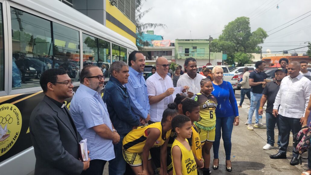 Gobierno anuncia remodelación del club deportivo Barias