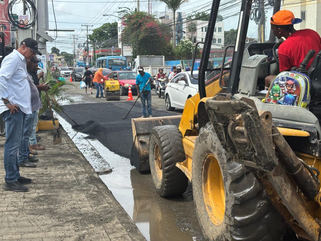 MOPC responde al llamado de la alcaldía de SDO, inician arreglo de Av. Isabel Aguiar