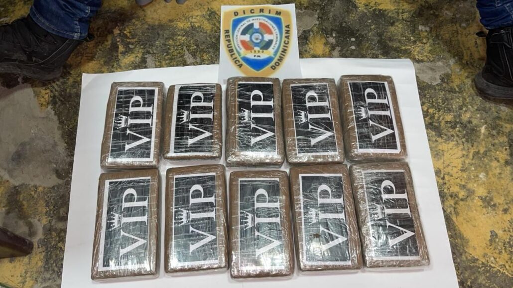 PN ocupa 10 paquetes de presunta cocaína y detiene tres en Villa Mella