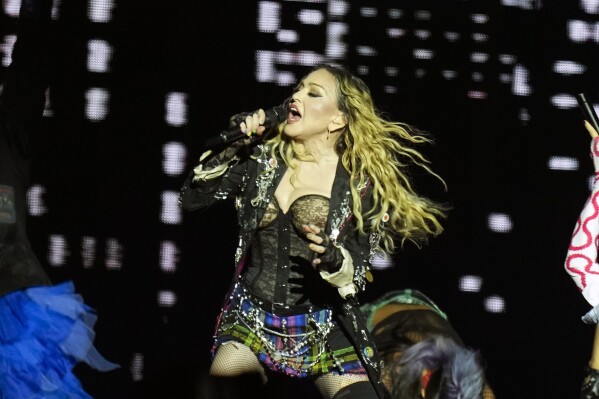 Madonna responde a demanda por demorarse en los conciertos