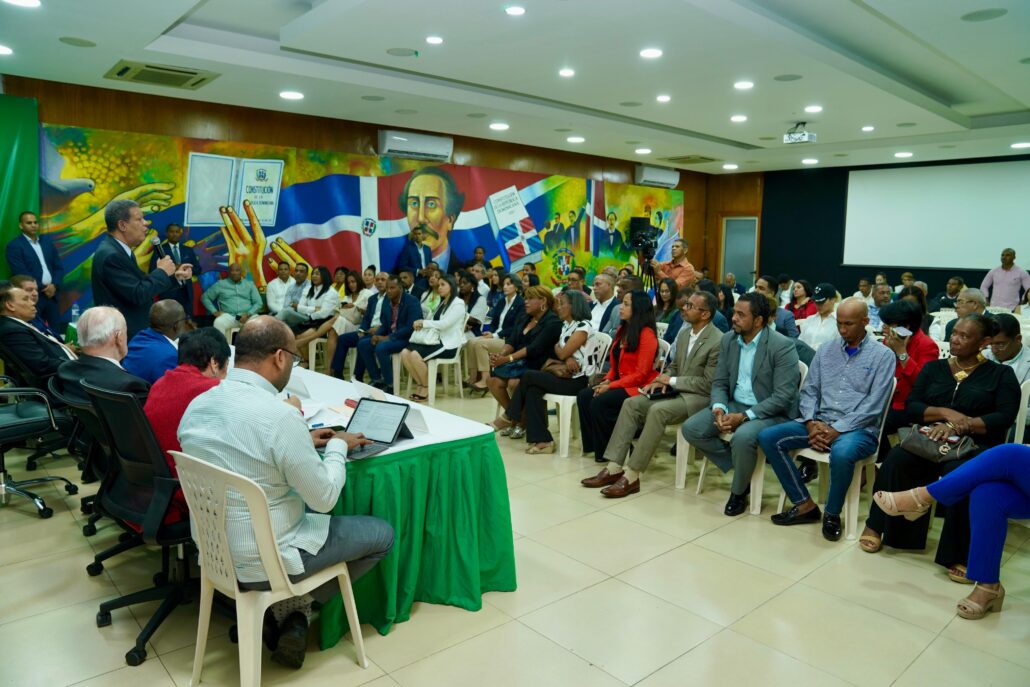 Leonel se reúne con candidatos a senadores y diputados de la FP en el pasado proceso electoral