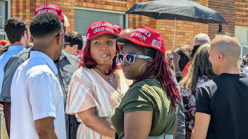 Trump pesca votos en una iglesia negra en Detroit con muchos feligreses blancos