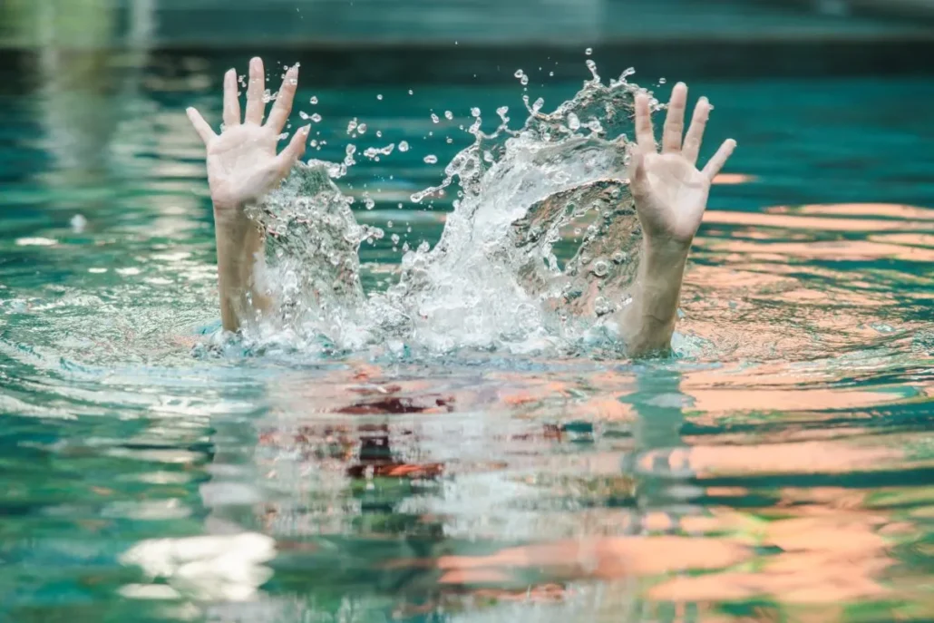 Muere ahogado en piscina de Santiago un niño autista