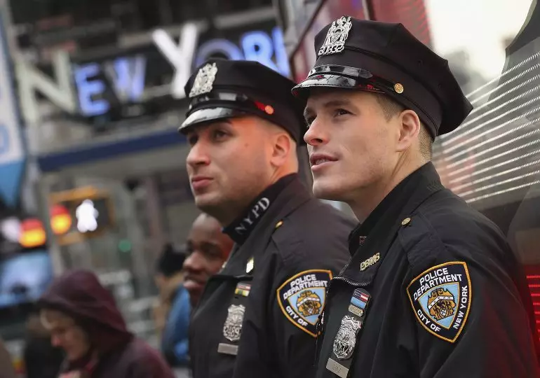 Policía de Nueva York prohíbe a sus agentes el uso de barbas, patillas y bigotes