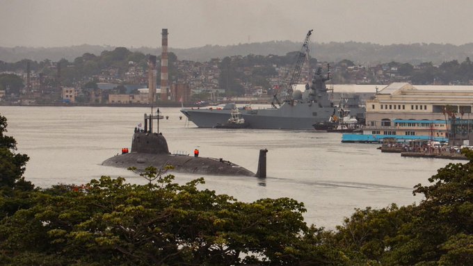 Los cubanos se agolpan pese a las lluvias a ver la flotilla naval rusa en La Habana