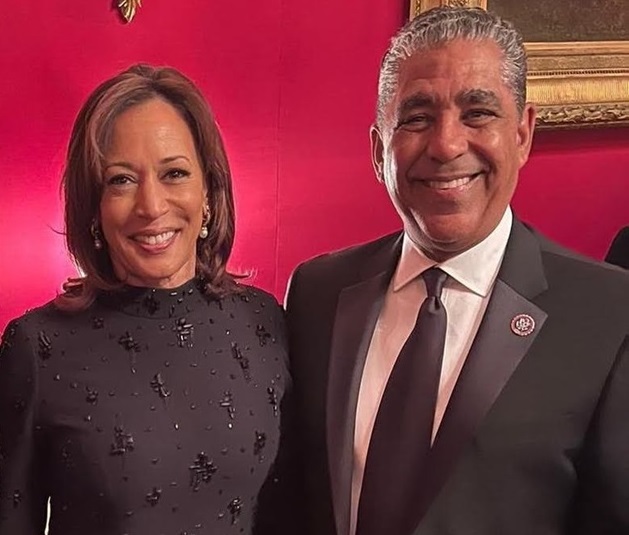 Congresista Adriano Espaillat se suma al apoyo a Harris como candidata