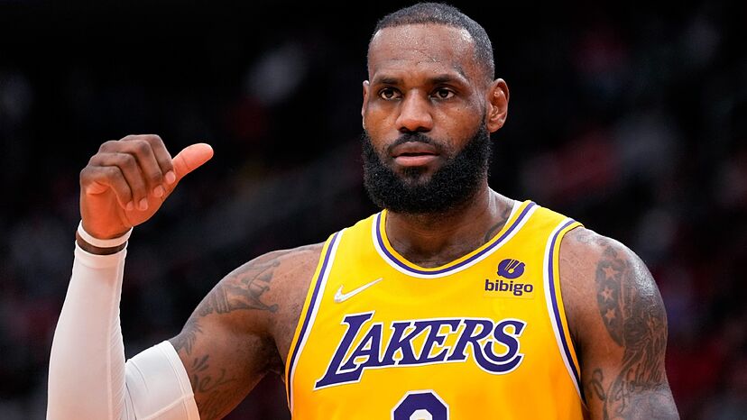 LeBron James acuerda con los Lakers una renovación por dos años
