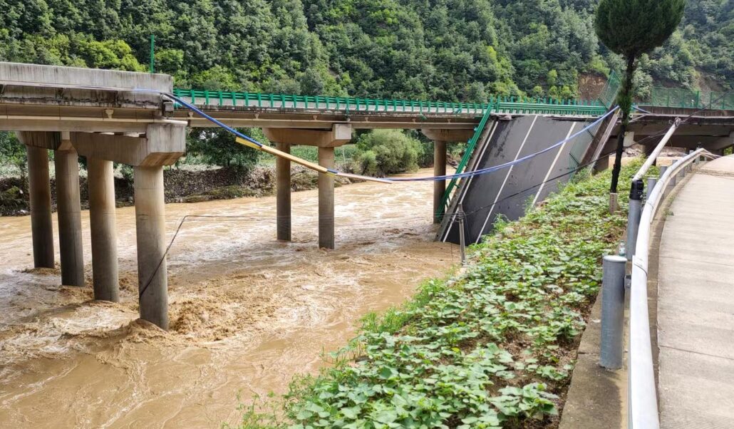 Al menos 17 carros y 8 camiones cayeron a un rio tras colapso de puente en China