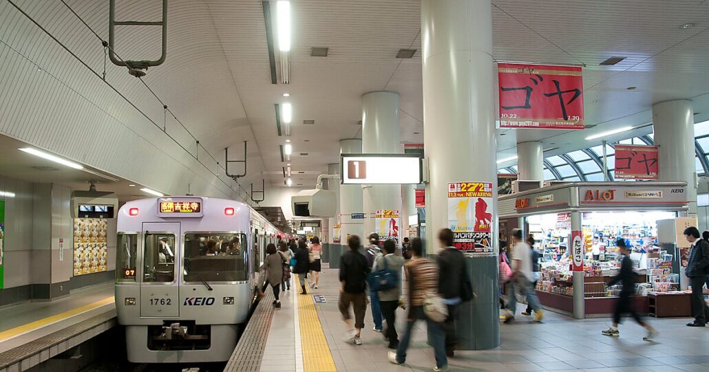 Un hombre muere en el tren de Tokio y se dieron cuenta 12 horas después