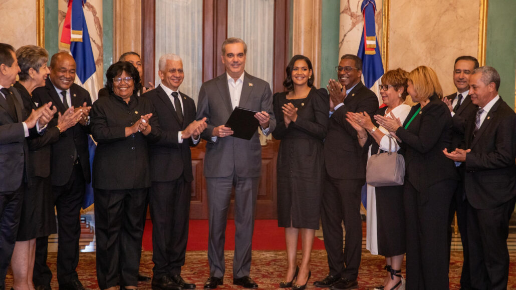 Abinader recibe de congresistas resolución que lo acredita como presidente y a Raquel Peña como vicepresidenta