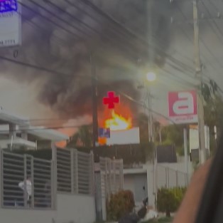 Reportan incendio en la avenida Monumental próximo a la autopista Duarte