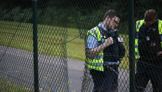 Activistas se pegan a la pista del aeropuerto alemán de Colonia/Bonn y bloquean el tráfico aéreo