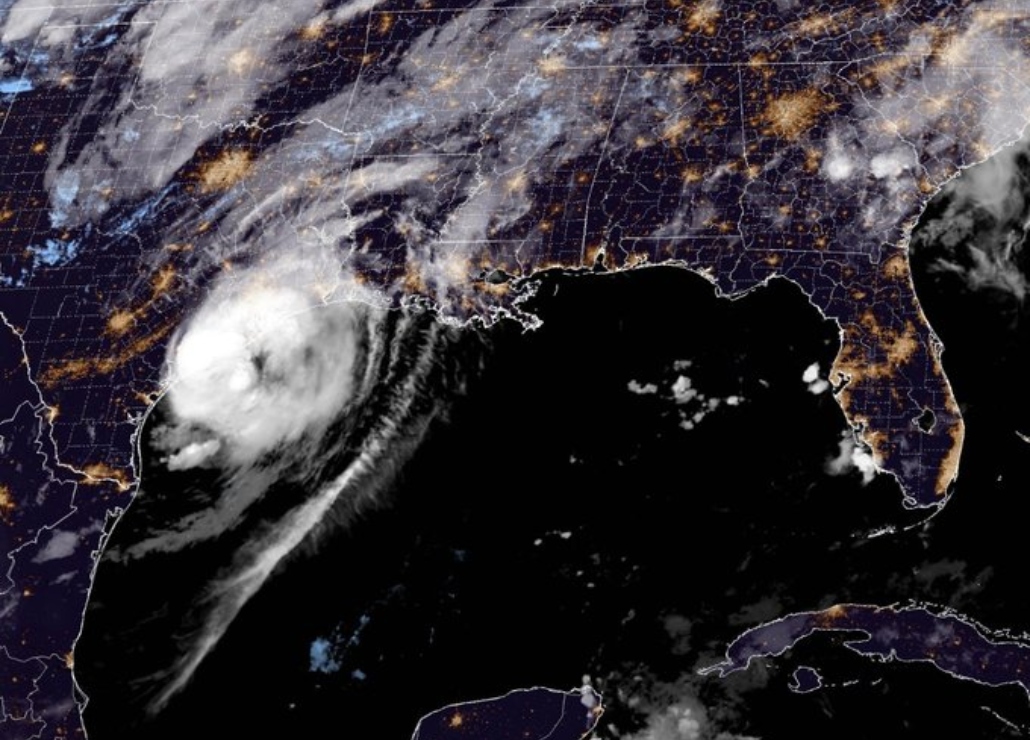 Beryl toca tierra como huracán cerca de la costa de Texas