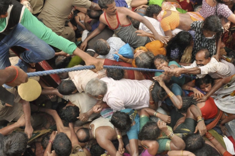 El caos por acercarse a un gurú desató la estampida con 121 muertos en la India