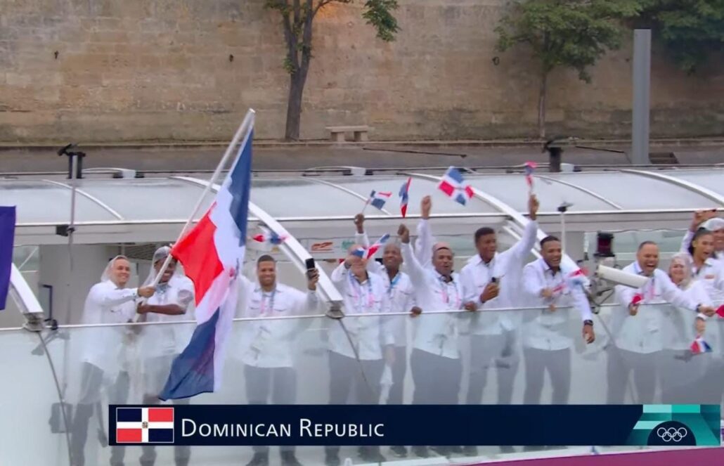 Así desfiló la delegación dominicana en la apertura de los Juegos Olímpicos de París 2024 - Noticias de hoy en República Dominicana | De Último Minuto