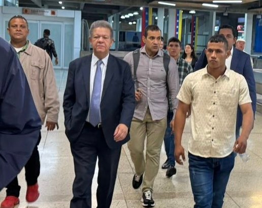 Leonel regresará al país en avión privado tras suspensión de vuelos comerciales desde Venezuela