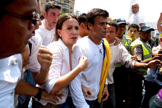 Trasladan a centro médico a María Corina por inhalación de gases emitidos