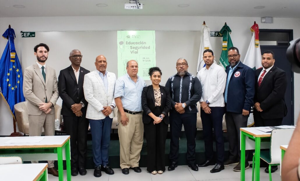 Directores Escolares participan junto al Defensor del Pueblo en Panel 