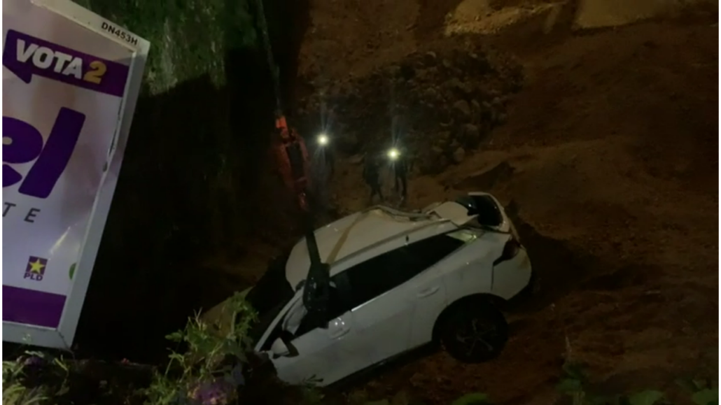 Jeepeta cae en un hoyo de excavación en avenida Anacaona