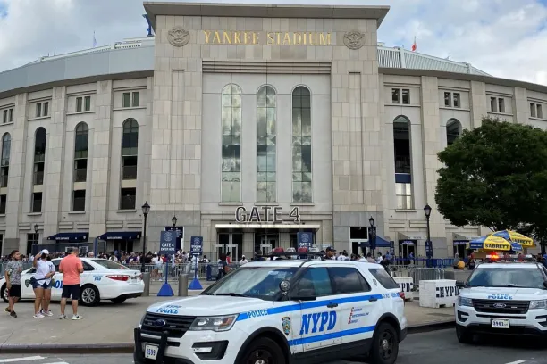 Arrestan a dominicanos que vendían drogas y armas frente al estadio de los Yankees