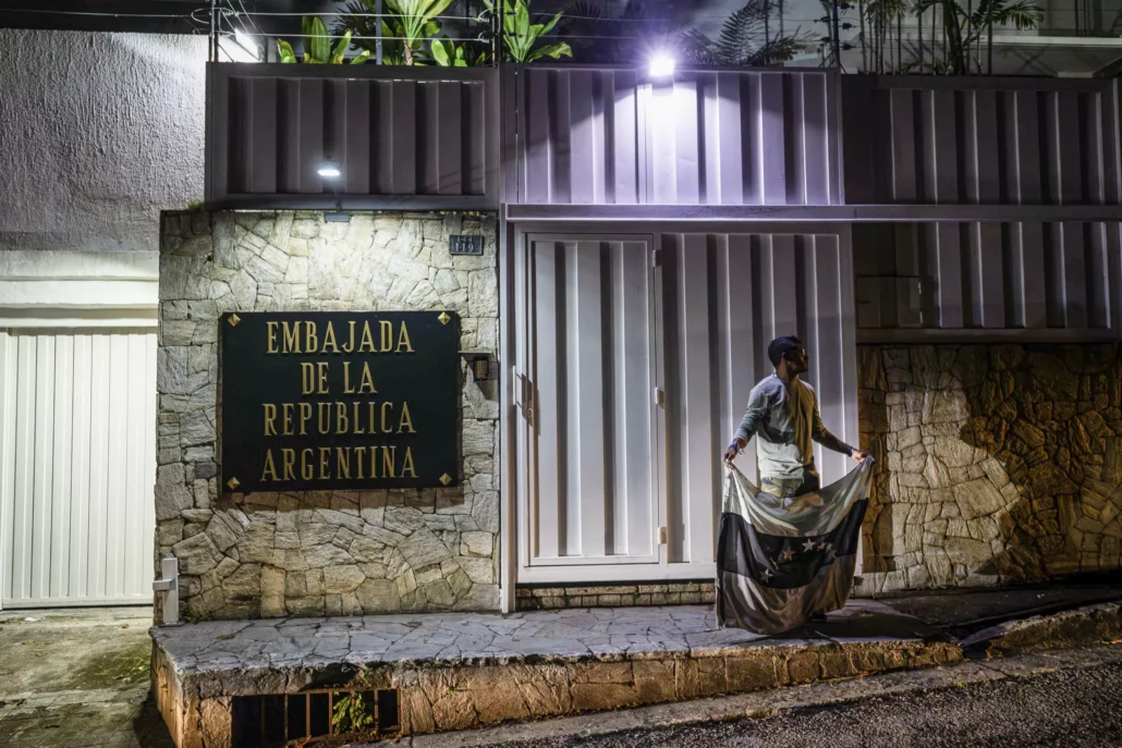 Cortan la luz a la embajada de Argentina en Venezuela y denuncian hombres armados trataron de penetrar