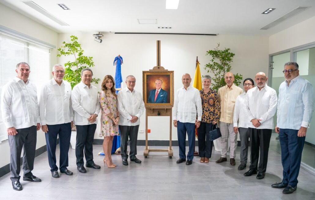 Frank Rainieri es honrado por la Embajada del Ecuador en RD con retrato pintado