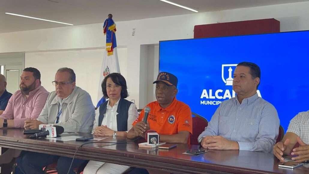 Autoridades de Santiago se declaran en sesión permanente por posibles efectos del huracán Beryl