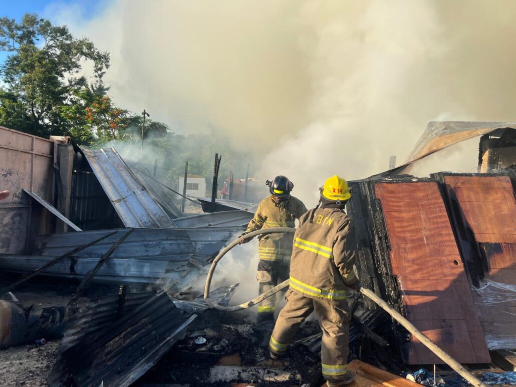 Sistema 911 coordina asistencia en incendio de almacén de constructora en Altos de Arroyo Hondo, DN