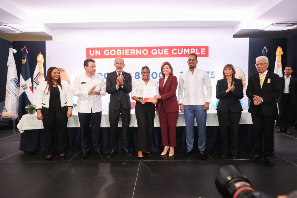 Gobierno dominicano inicia entrega de becas nacionales a miles de jóvenes meritorios