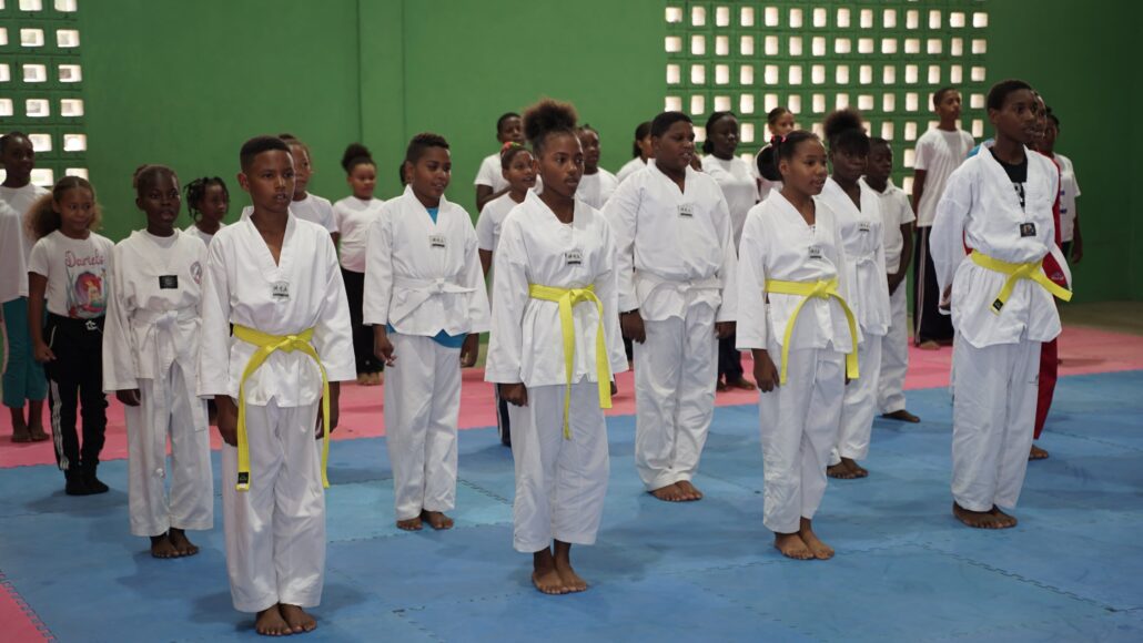 41 niños de la Fundación Sumando Esfuerzos logran cambio de cinturón en Taekwondo