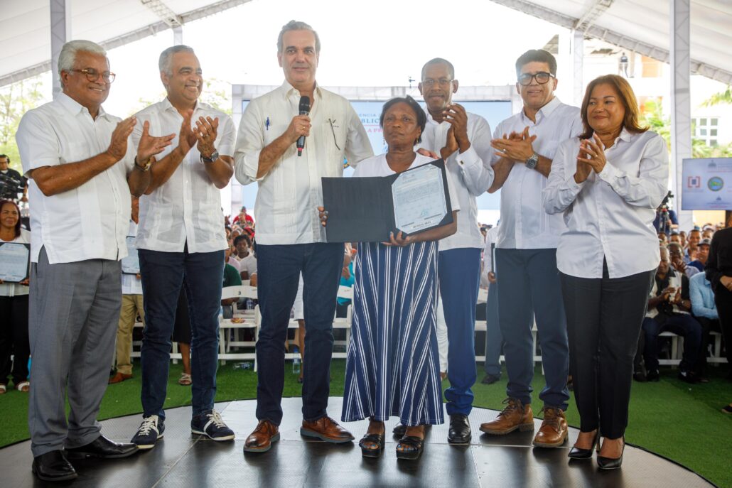 Presidente Abinader entrega certificado de título número 100 mil de su gestión en El Tamarindo