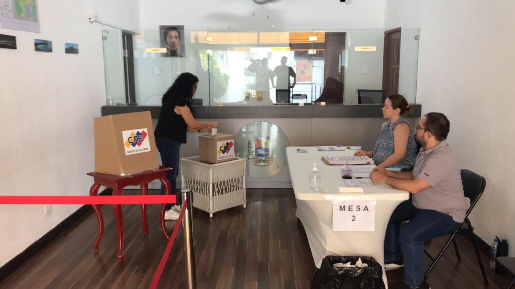 Venezolanos en RD acuden a votar al Consulado de Venezuela