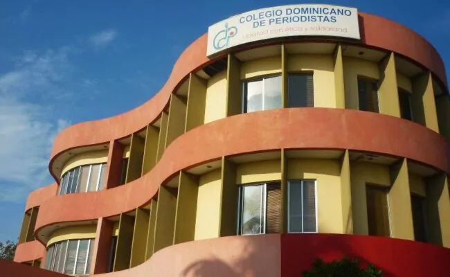 Escuela Turística del Caribe notifica inicio de desalojo a Colegio Dominicano de Periodistas