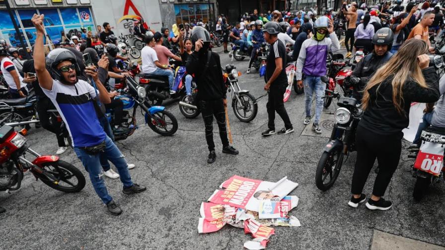 Militares lanzan lacrimógenas contra venezolanos que rechazan resultado de presidenciales