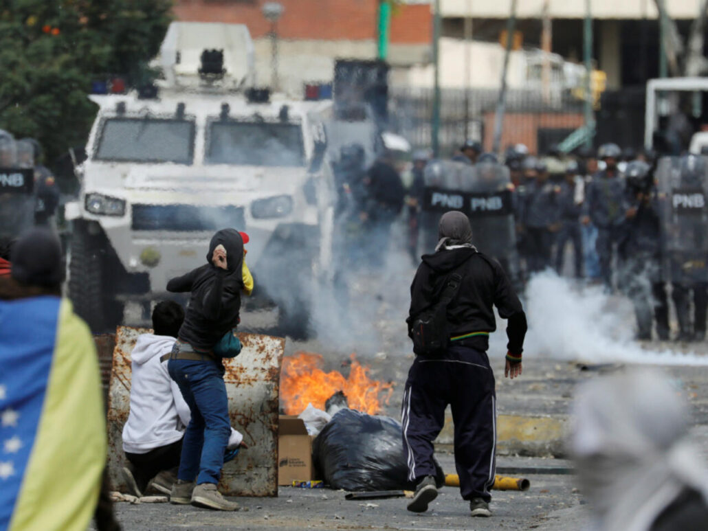 Aumenta a 13 los civiles asesinados durante las protestas en Venezuela