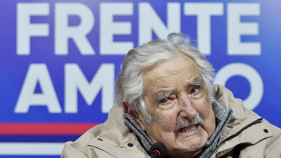 Expresidente uruguayo Mujica sale del hospital y asiste a acto político