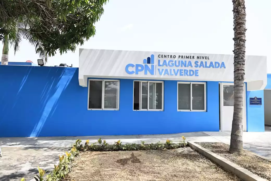 Vicepresidenta inaugura hospital y centro de salud en Laguna Salada