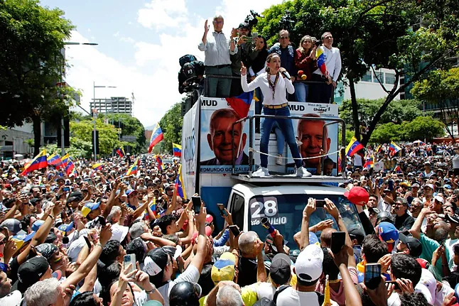 María Machado es recibida en la protesta opositora en Caracas al grito de 