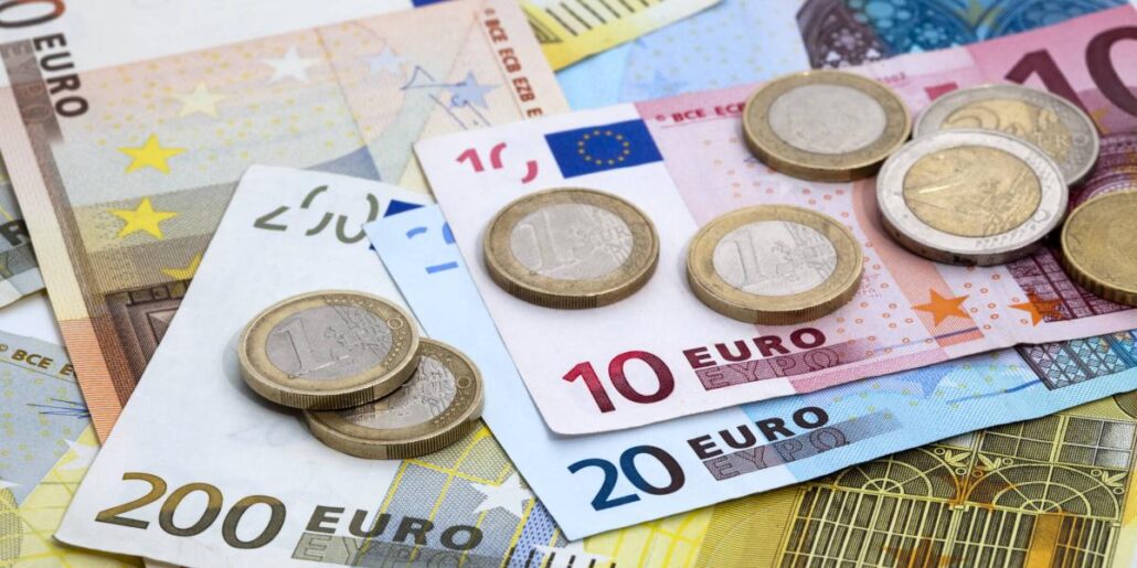 El euro cae ligeramente hasta los US$1.1 dólar en el inicio de la semana