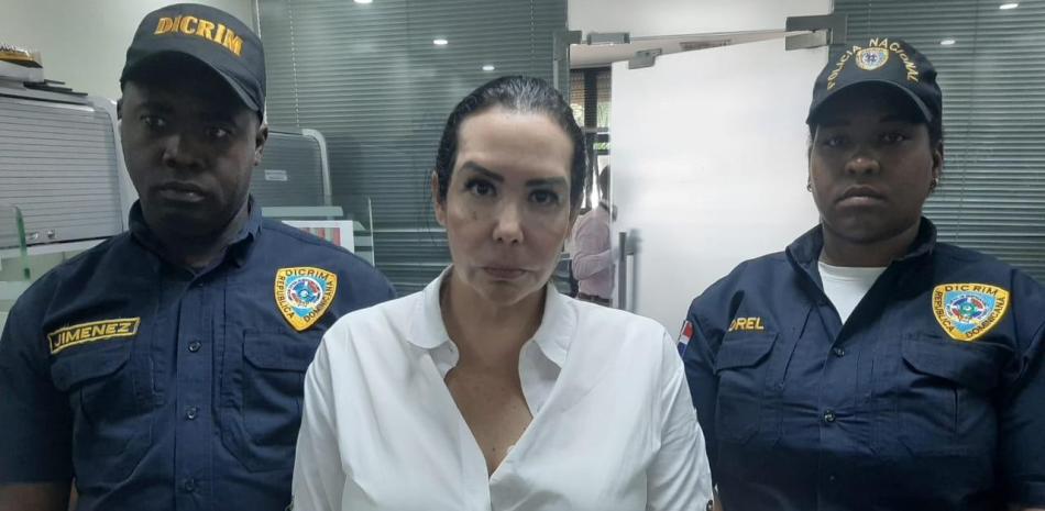 Tribunal absuelve a la cirujana Karla Moya, acusada de ejercer ilegalmente en RD